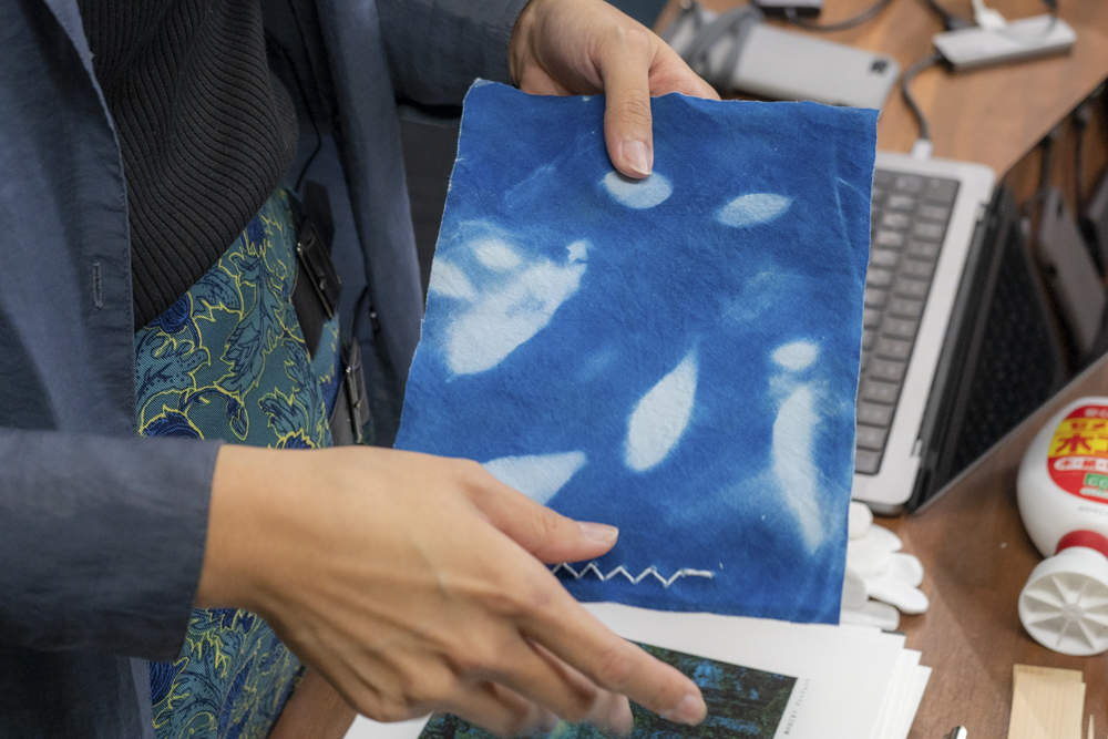 和綴じのバリエーション。表紙に布を使い、ジグザグにあけた穴に糸を通している