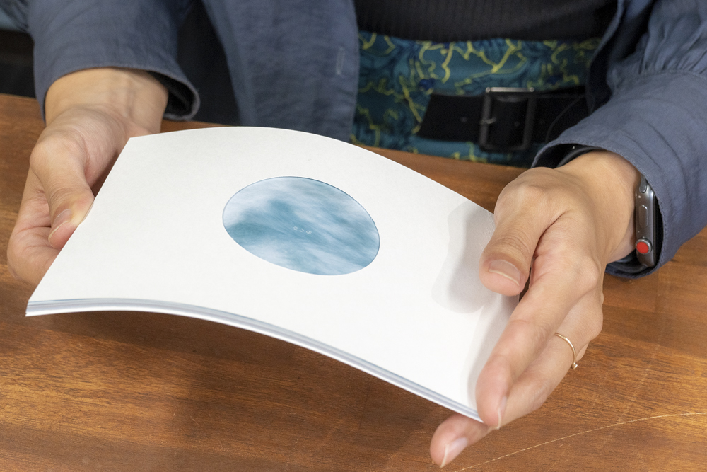 ベーシックタイプの「フォトブック」。表紙をデザインするのは難しいかもしれないが、白紙のプリント用紙を丸く切り抜くというひと工夫だけでもしゃれたデザインにすることができる