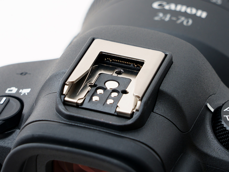 「EOS R3」と同様の「マルチアクセサリーシュー」を新搭載。ストロボのコントロールや音声のデジタル入力、高速データ通信や電源供給などの機能拡張に対応しています。