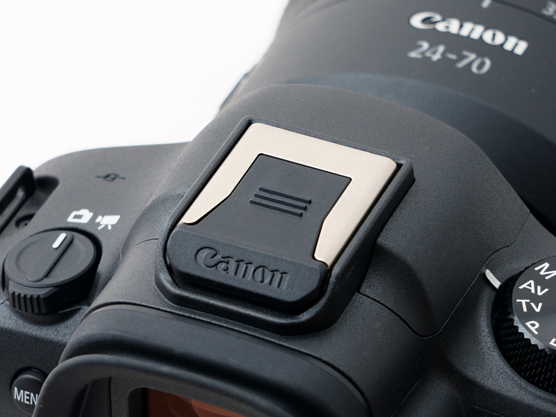 接点部は繊細なため、水滴や異物の侵入を防止するためにシューカバーが付属しています。