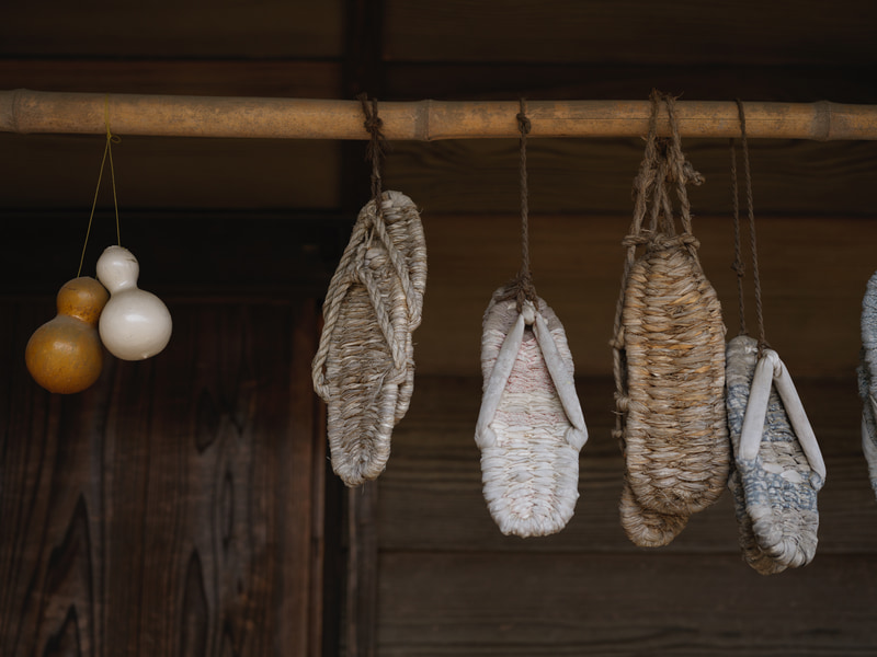 草履のディテール描写がどうのとか書いてしまいそうですが、そんなことより、日陰の条件ですが落ち着きのあるコントラストと階調の再現性が好きですね。<br>X2D 100C　XCD 2,8/65（F4・1/90秒）ISO 400