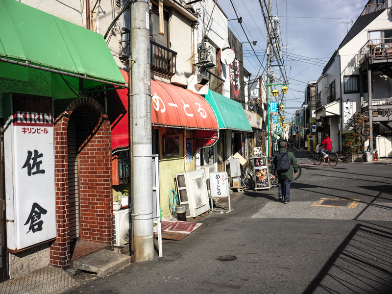 なんてことはない街角の風景でありまして、1億画素カメラで撮影する必然もまったくないわけですが、お気軽に撮影できてしまうところにX2D 100Cの素晴らしさがあるわけですね。<br>X2D 100C　XCD 2,5/38V（F7.1・1/950秒）ISO 200