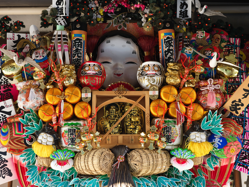 軒先の暗い場所にあった熊手ですがISO感度を上げるのを忘れてしまい、そのまま撮影しました。手ブレ補正、バッチリ効いております。信頼度高いですね。斜光線ですが、良い感じの階調の再現です。<br>X2D 100C　XCD 2,5/55V（F8・1/35秒）ISO 200