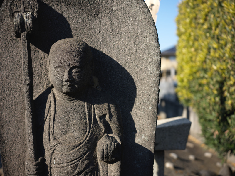 道端にあるお地蔵さんは必ず撮影してしまいます。おじいさんですから仕方ありません。この条件ではボケがちとうるさめですね。高周波成分が背景に多めだったからでしょうか。でもだからどうしたという感じです。<br>X2D 100C　XCD 2,5/55V（F4・1/1,000秒）ISO 200