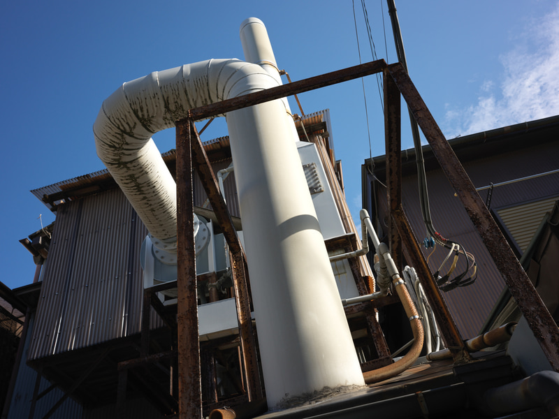 工場の煙突とか配管もつい撮ってしまう被写体であります。ええ、1億画素で撮る必然はありません。斜光線で明暗差が大きいのですが、カメラ任せでこの階調の繋がりならば文句なしです。<br>X2D 100C　XCD 2,5/38V（F11・1/500秒）ISO 400