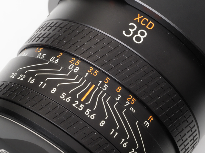 レンズ名に「V」がつく、最新XCDレンズのフォーカスリング部分です。ハッセルがプッシュ&プルと呼ぶ機構の採用により、AF/MFの切り替えはワンアクションです。距離指標と被写界深度指標が現れますが、これだけで、ハッセルのデザイナーと開発者と握手したいくらいです。