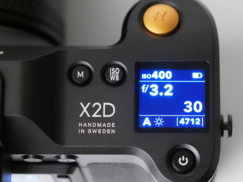 1.08型の液晶ディスプレイはカメラ上部に。従来のダイヤルよりこちらの方が視認性がいいですね。表示も綺麗です。