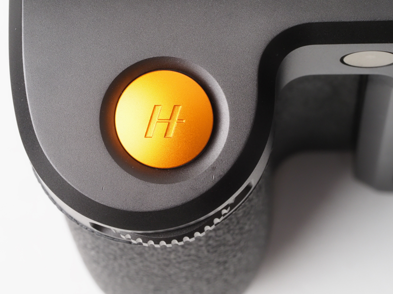 シャッターボタンはオレンジ色でシャレてます。「H」ロゴが刻まれておりますが、「V」の方が良くないですかねえ。