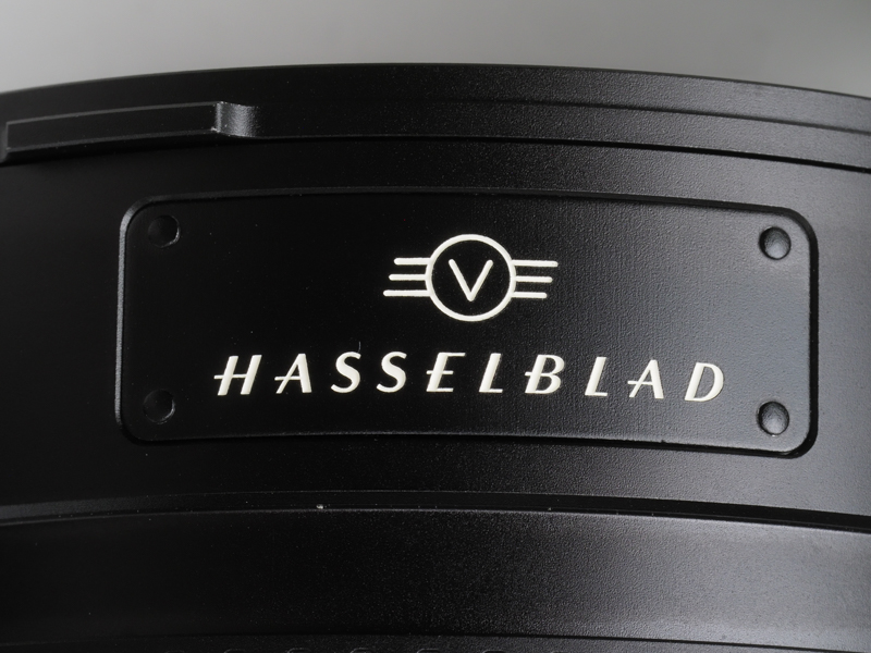 新しい3本のレンズには「V」のエンブレムがあります。フィルム時代のVシリーズでも、新型機になるとこのVのロゴはあまり見られなくなりますし、その意味をご存知の方も少ないのではないでしょうか。あえてここでVシステムであることを強調しているのは何か理由があるのかもしれないですね。