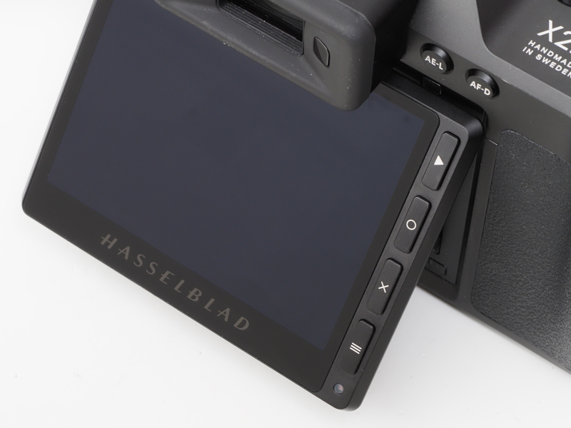 背面LCDはチルトします。撮影ポジションの自由度が得られます。ありがたいことです。縦位置の時はどうするか、少し引いた位置から撮影して縦にトリミングしちゃダメですか。