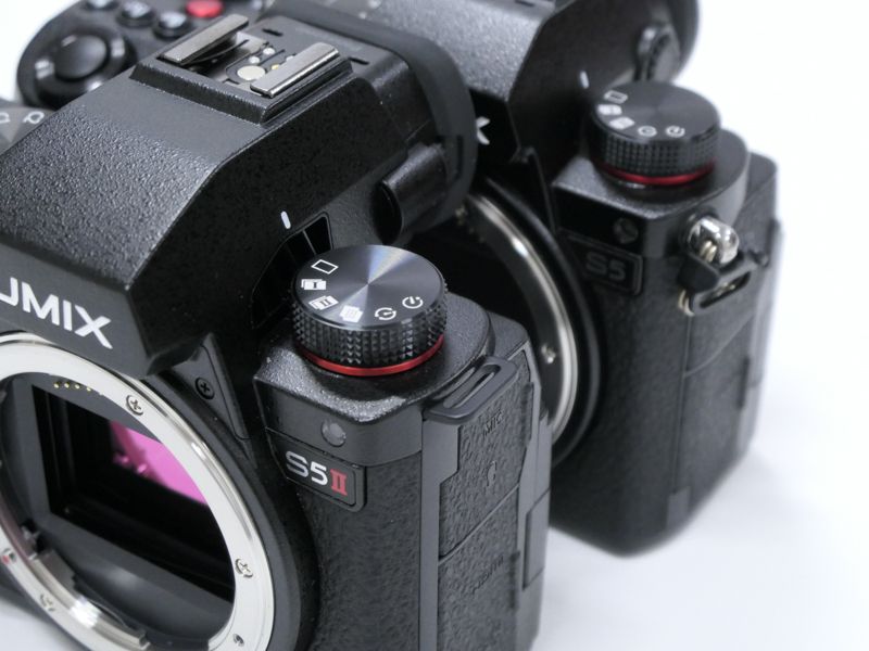 LUMIX S5IIは冷却ファンを搭載。ファインダー部の横にスリットが見える。ストラップ取り付け部も変更