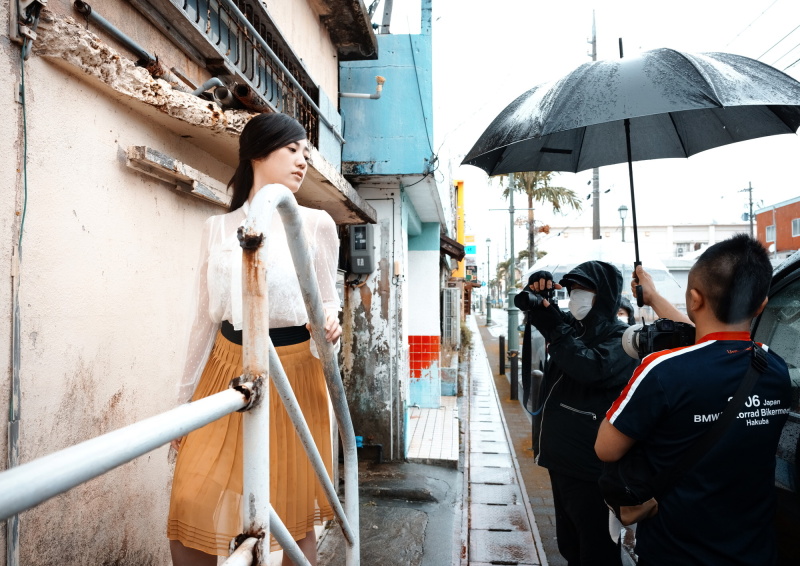 1st写真集の撮影は沖縄にて。使用機材はキヤノンEOS R5、SIGMA fp L、OLYMPUS OM-D E-M1 Mark III