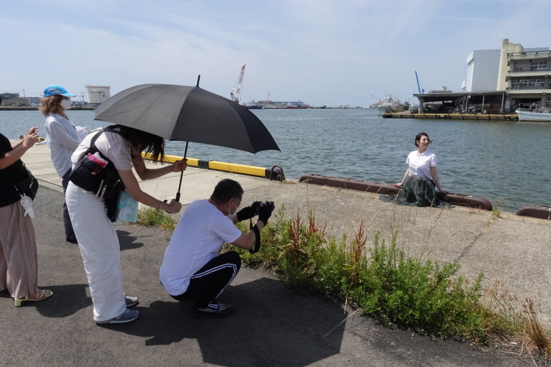 これは着衣での撮影風景だが、ヌードの撮影でも同様に5～6名のスタッフがそばにいる