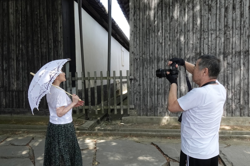 2nd写真集の撮影ではライカSL2、SIGMA fp L、OM SYSTEM OM-1を使用。モデルとの距離感も強く意識するが、モデルの魅力やその場所で撮っている意味を考え、長玉や標準ズーム、広角、明るい単焦点などフレキシブルに使用する