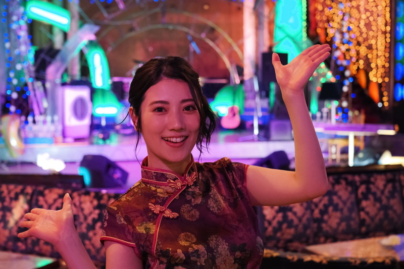 （草野）2冊目の撮影場所を決めるときに山岸先生から白ばらの写真を見せていただいて、その瞬間にもう絶対ここで撮りたいって思った。（山岸）綾ちゃんの少し和風な顔立ちと雰囲気、バランスの良いダイナミックなスタイルが白ばらにとても似合っていた