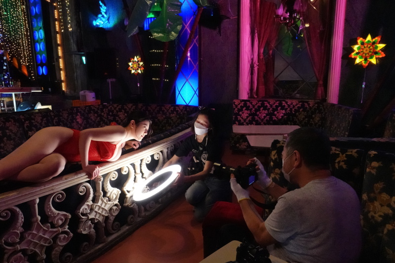 LEDのリングライトはLEDGOのLG-R320C、光量が強く色温度もダイヤルで変更でき、このメイキングのように使ったり、ライトの空洞部分にカメラを通して使用している。ほかにも最近のロケにはGODOXのストロボAD300Proを気に入って持ち歩いている。露出計はミノルタAUTO METER IV Fを長年愛用