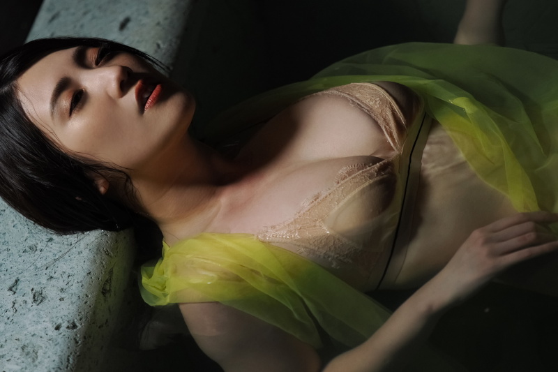 グラビアDVDは2月24日発売予定、ぜひたくさんの人に見てほしい。OM SYSTEM OM-1 / M.ZUIKO DIGITAL ED 40-150mm F2.8 PRO / 絞り優先AE（F2.8・1/200秒・－0.3EV） / ISO 1250