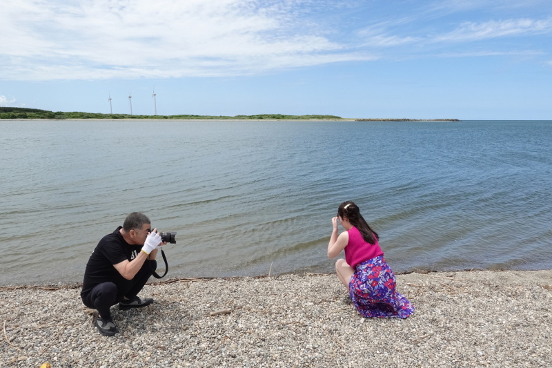 2nd写真集の撮影ではライカSL2、SIGMA fp L、OM SYSTEM OM-1を使用。モデルとの距離感も強く意識するが、モデルの魅力やその場所で撮っている意味を考え、長玉や標準ズーム、広角、明るい単焦点などフレキシブルに使用する