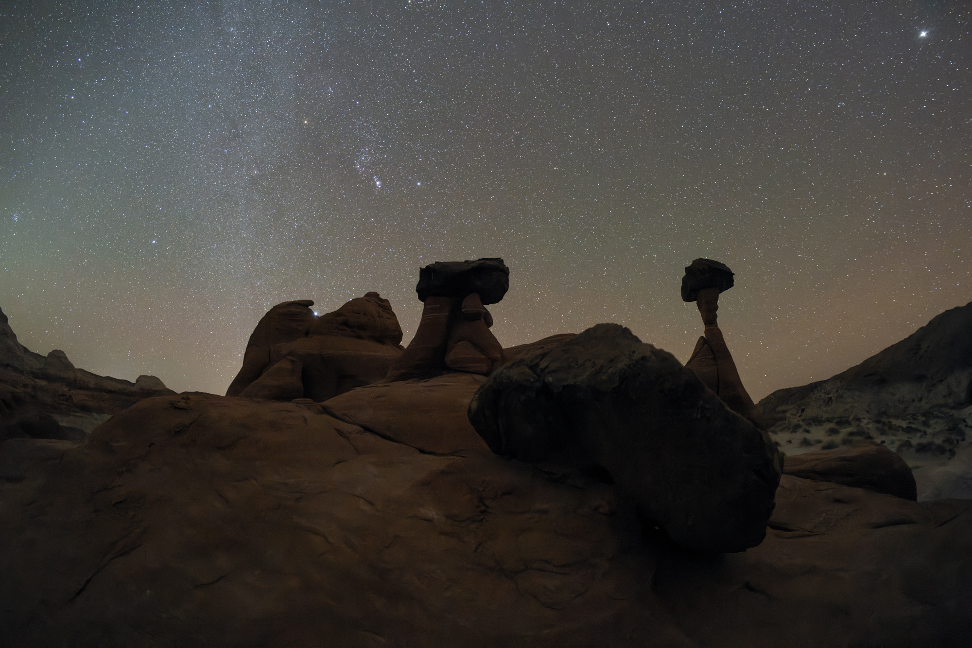 アメリカ合衆国ユタ州で撮影。海外遠征時は三脚の軽量化と堅牢性の両立は特に重要。2本の三脚を持ち出して、少ないチャンスの中でさまざまな撮影を試みた<br><span class="fnt-85">Nikon Z 9／TTArtisan 11mm f/2.8 Fisheye／11mm／マニュアル露出（F2.8、15秒）／ISO 12800／WB：オート</span>