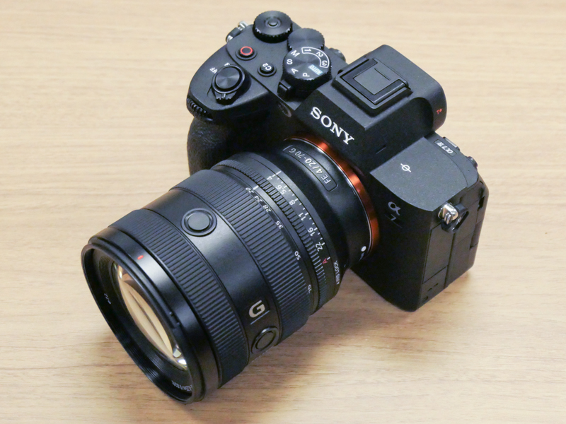α7 IVに装着（このほかの実機写真は記事末に）