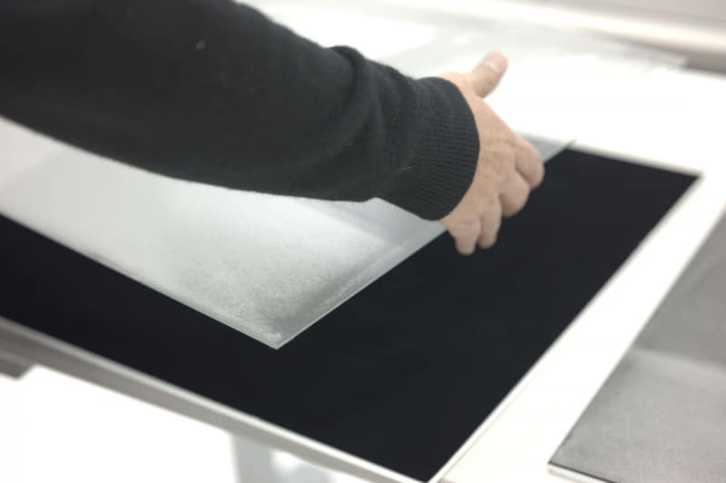 （左）坂本龍馬の写真と同じくガラスがネガの役割となり、裏側に黒い布や板を置くことで陽画と見える。（右）白のUVインク印刷を重ねることで雪を表現した