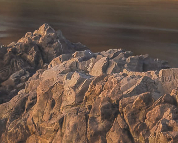 水面のノイズが消え、岩のシャープネスも上がった