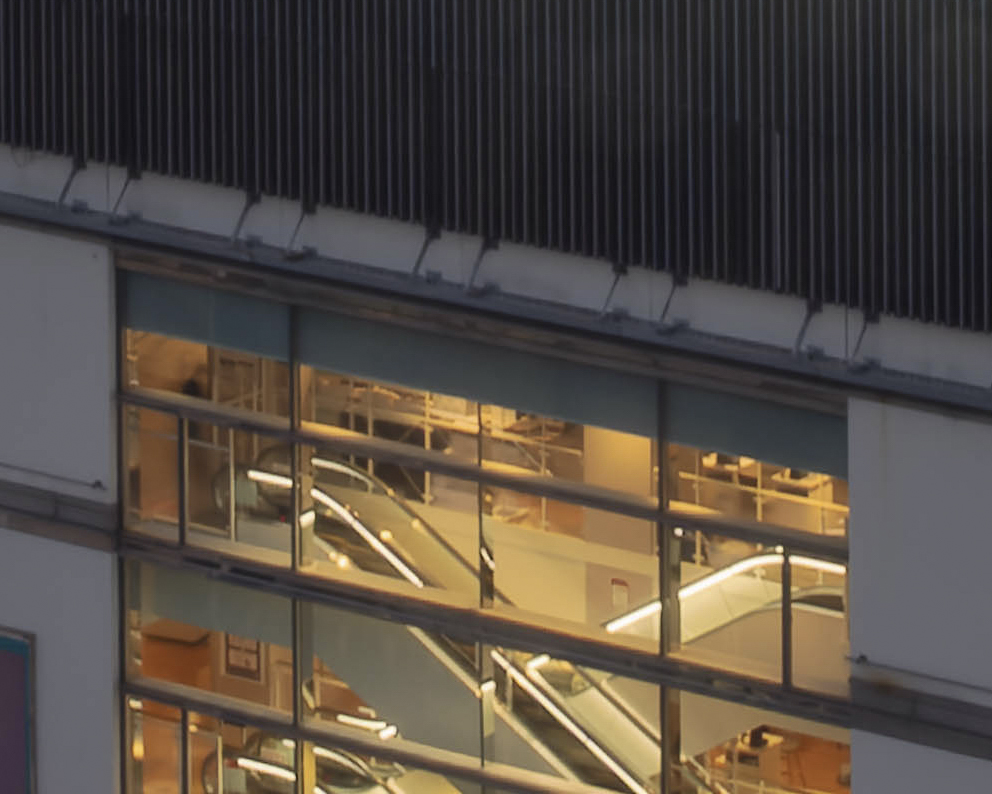 ノイズは除去され、建物の輪郭などのシャープネスも維持されている