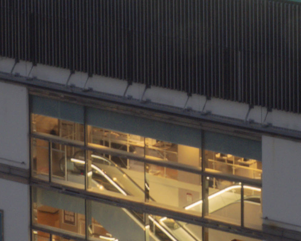 ノイズはある程度除去されているが、建物の輪郭などがやや眠くなっている