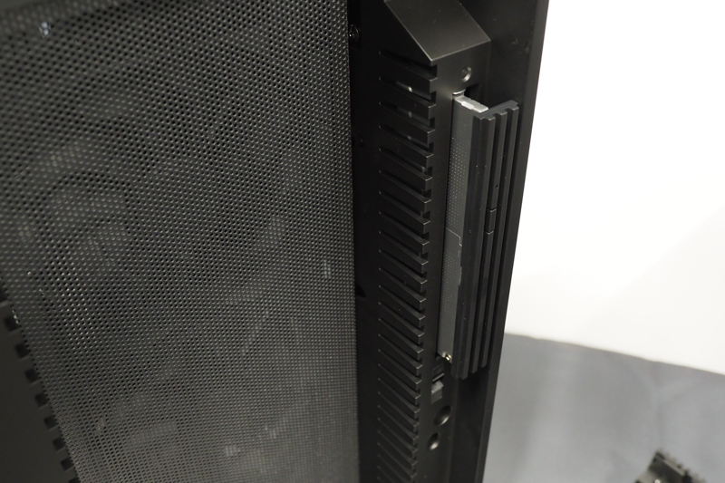 光学ドライブを選択した場合は正面に取り付けられる。写真は正面カバーを外した状態