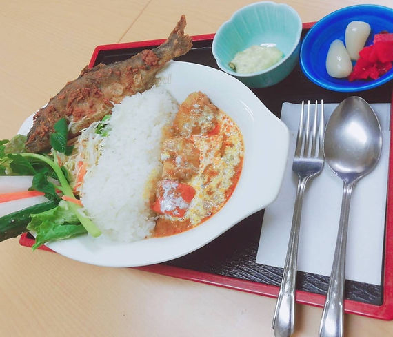 昼食は畑薙第二ダム近くの白樺荘で「畑薙ダムカレー」