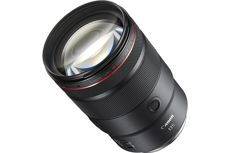 レンズ構成：12群17枚<br>最小絞り：F22<br>絞り羽根枚数：9枚<br>最短撮影距離：0.7m<br>最大撮影倍率：0.26倍<br>フィルター径：82mm<br>最大径×全長：約89.2×130.3mm<br>質量：約935g<br>　<br>発売日／価格：2023年1月26日／オープン<br><span class="fnt-85">※キヤノンオンラインショップ参考価格：33万8,800円</span>