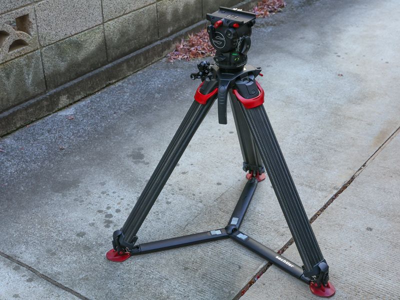 グランドスプレッダーにより、三脚の開脚角度を調節する。業界では通称「バッテン」などとも呼ばれる