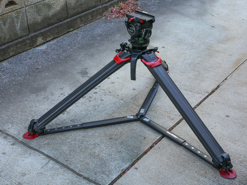 グランドスプレッダーにより、三脚の開脚角度を調節する。業界では通称「バッテン」などとも呼ばれる