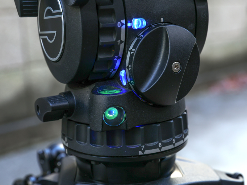 aktiv8は横向きにも水準器が備えられている（画像右）。ハイポジションでの水平調整に非常に便利だ