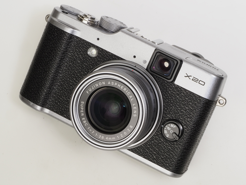 まっさら状態のX20ですね。シンプルなんですが、この距離でもファインダーが良い感じのアクセントになっておりますね。