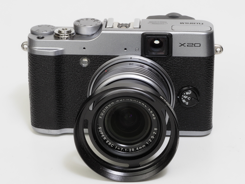 専用フードを装着してみます。いきなりヤバすな雰囲気です。OVFですから、フードにケラレ低減のスリットが入ってます。正しいです。ミラーレスカメラのレンズにスリットの入りフードを装着することは意味がないので法律で禁じられています。