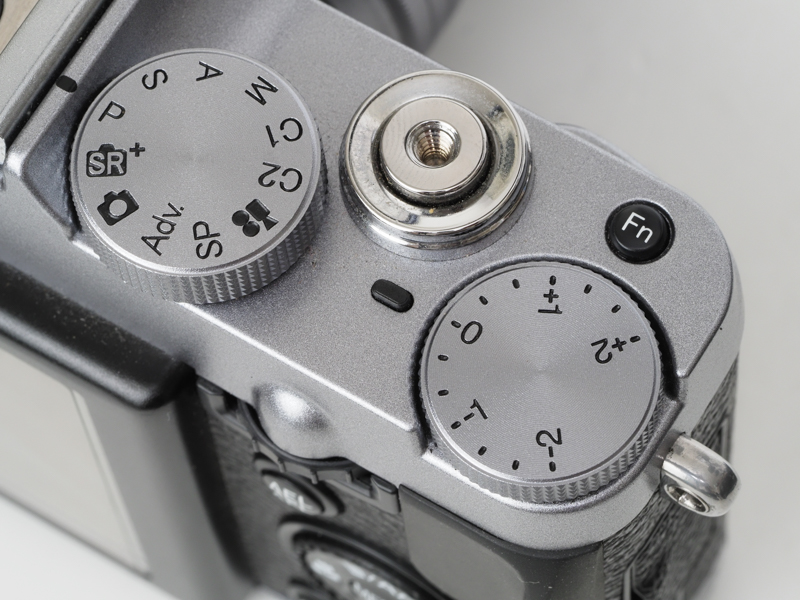 露出補正は大好きなダイヤル方式。シャッターボタン中央にはケーブルレリーズ穴も空いております。使わないけど。モードダイヤルの存在が不満で、ここはシャッタースピードダイヤルが似合うでしょう。