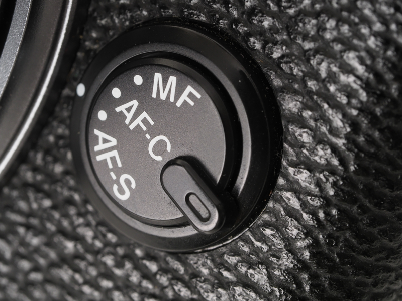 表に出ているAF-S/AF-C/MFの切り替えダイヤル。なんかこの存在だけでレトロ感あり。そんなにしょっちゅう切り替えないすよね。