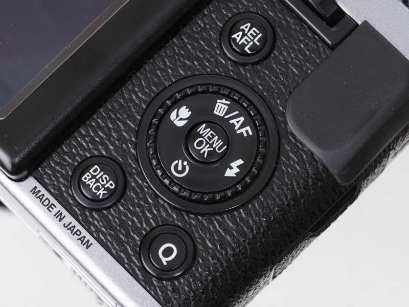 背面の十字キー周辺。シンプルでいいけど、ダイヤルは指掛かりがあまりよくないですね。誤作動防止のためですかね。タッチパネルは採用されていないので、結構いじるんですけど。