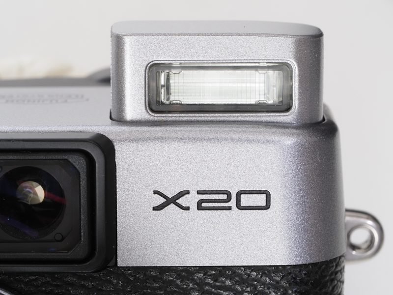 本機にはフラッシュが内蔵されています。これはリコーGR IIIユーザーの前でポップアップして見せびらかすためにありますので、ええ、ムリに使用する必要はありません。