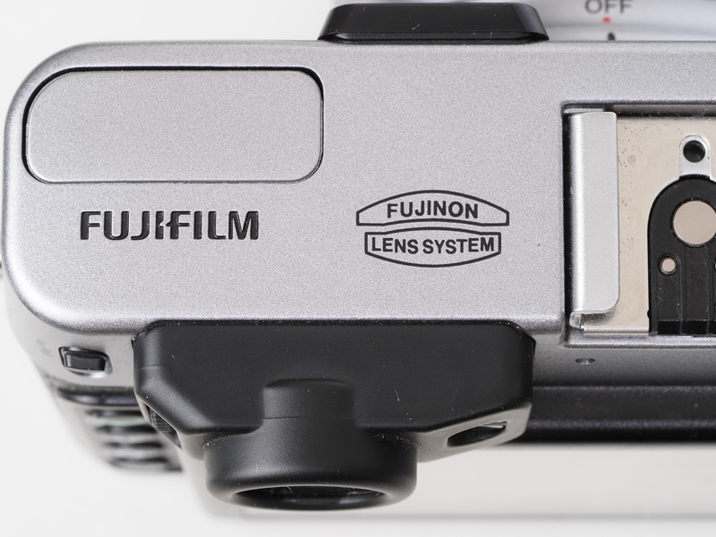 天面に「FUJINON LENS SYSTEM」のロゴマークあり、光学レンズのカタチをしています。はい、わかりました。天下のフジノンレンズです。私たちも心して使わねばなりません。