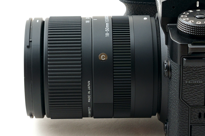 ボタンやスイッチの類は一切装備されていません。潔くスマートです