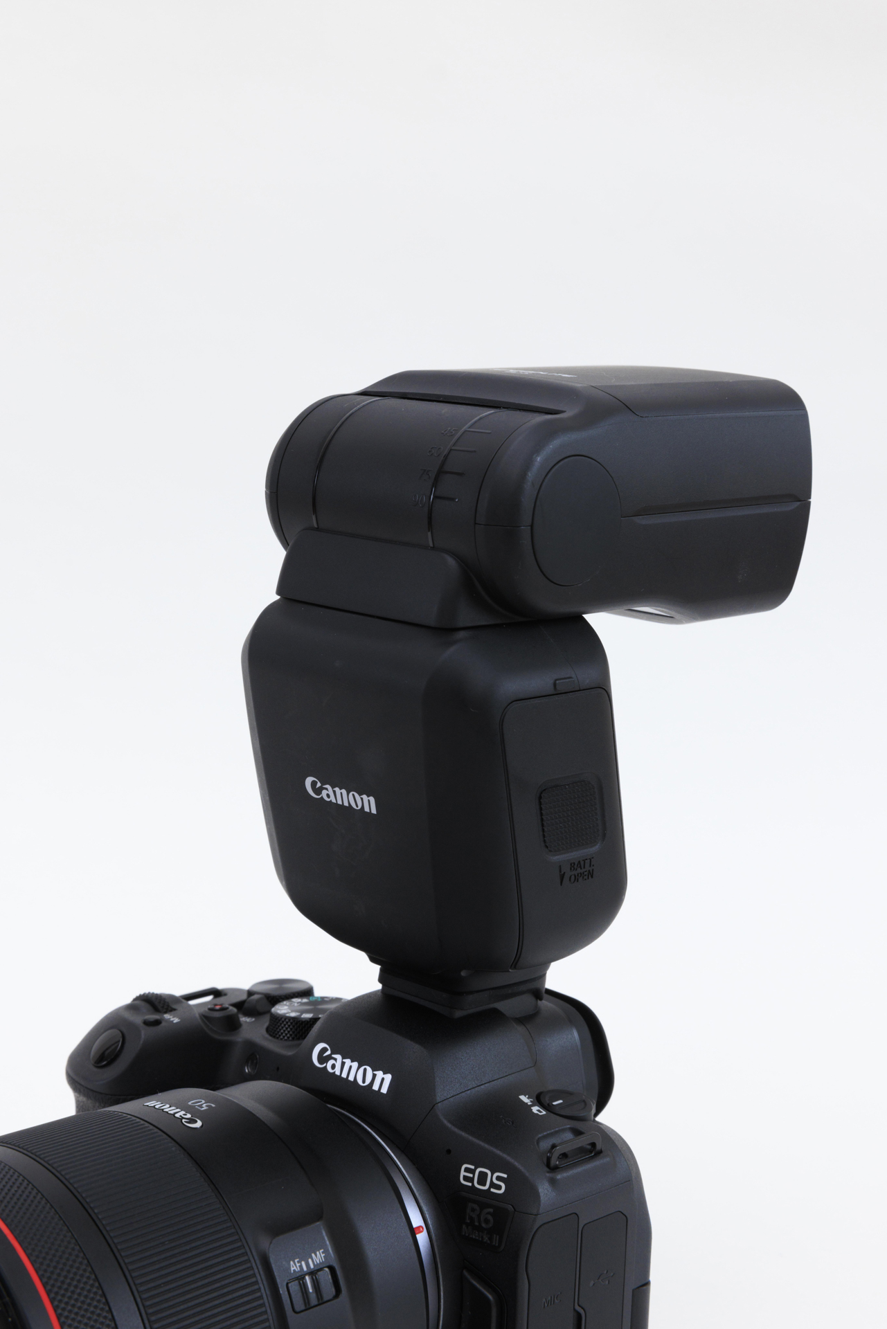 照射角は24-200mmだが、搭載のワイドパネルを使用すると14mmまで対応する。発光部は上120度、下7度、左右180度に回転。さまざまなバウンス撮影に対応する。キャッチライトパネルも搭載されている