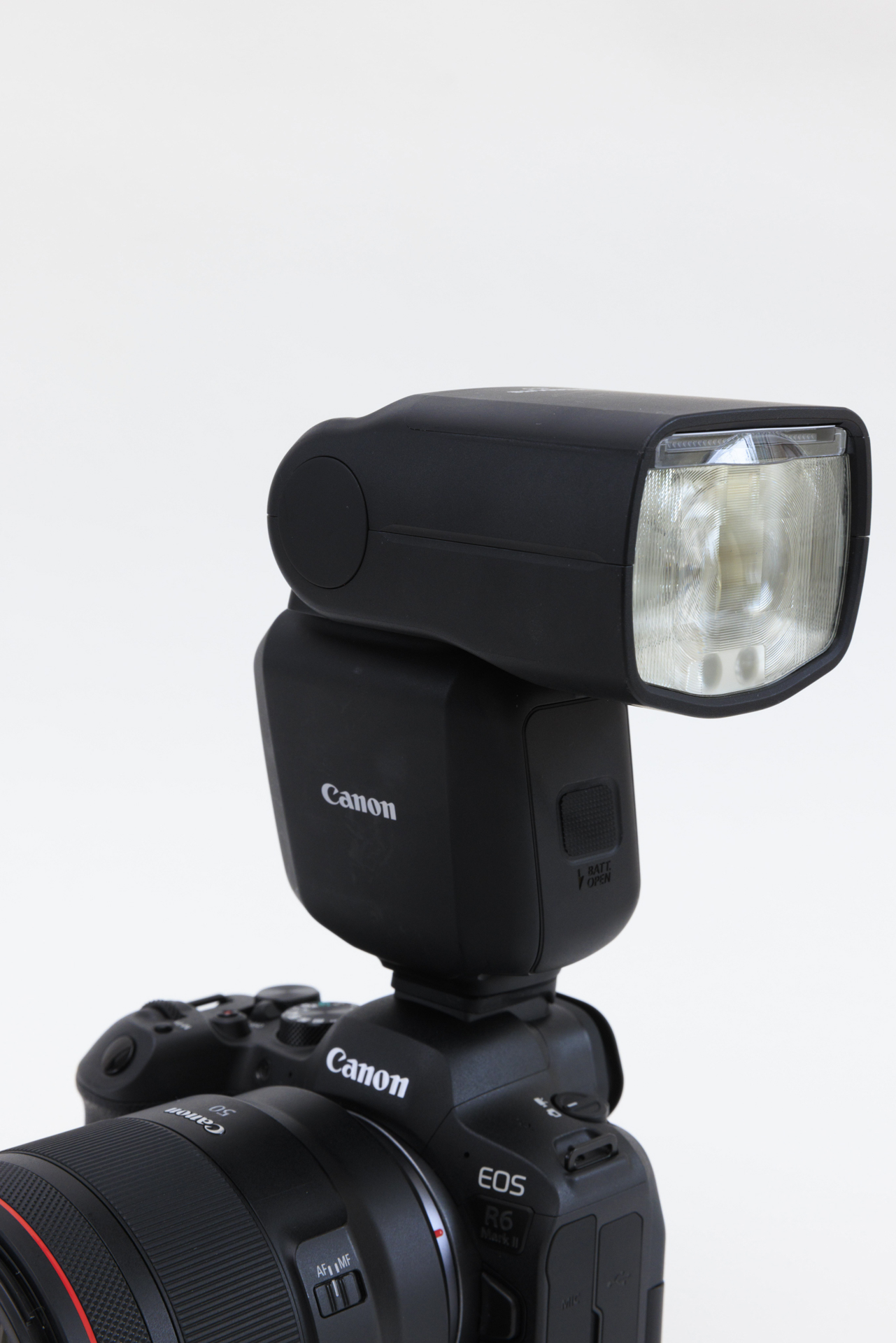 照射角は24-200mmだが、搭載のワイドパネルを使用すると14mmまで対応する。発光部は上120度、下7度、左右180度に回転。さまざまなバウンス撮影に対応する。キャッチライトパネルも搭載されている