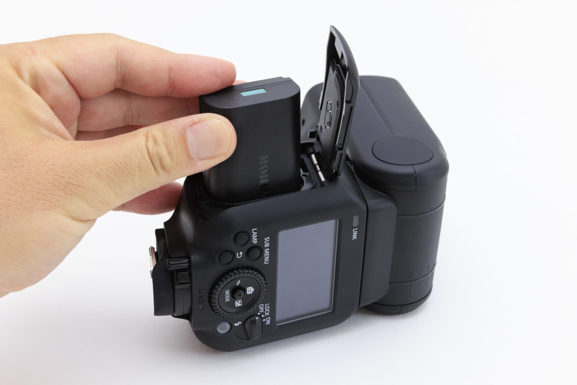 電源はリチウムイオンバッテリー「LP-EL」を採用。バッテリー残量（%）や発光回数、劣化度を液晶画面で確認できる。フラッシュ本体は冷却ファン非搭載だが、キセノン管やLEDランプの熱を逃す経路を分ける構造で、発光部全体に熱を効率よく分散。こうした放熱設計の最適化を図ることで、発光部の小型化が実現している