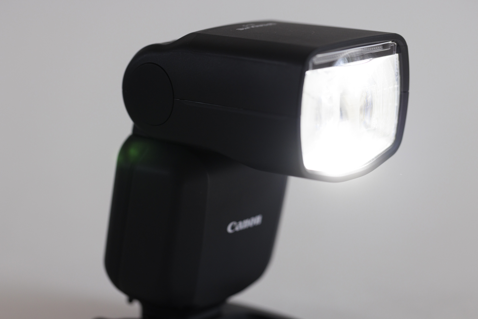 白色LEDモデリングランプを2灯搭載しているのもポイント。ワイヤレスにセットし、ライティング効果を確認する際などに使用する