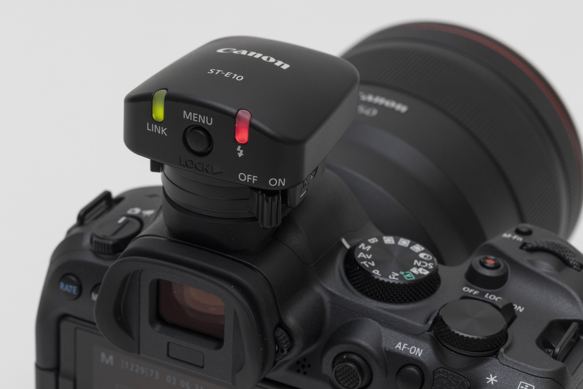 ST-E10をカメラに取り付けた状態。ST-E10は小型軽量なのも大きな魅力。これがあれば、EL-5が１灯でもワイヤレス発光が行える