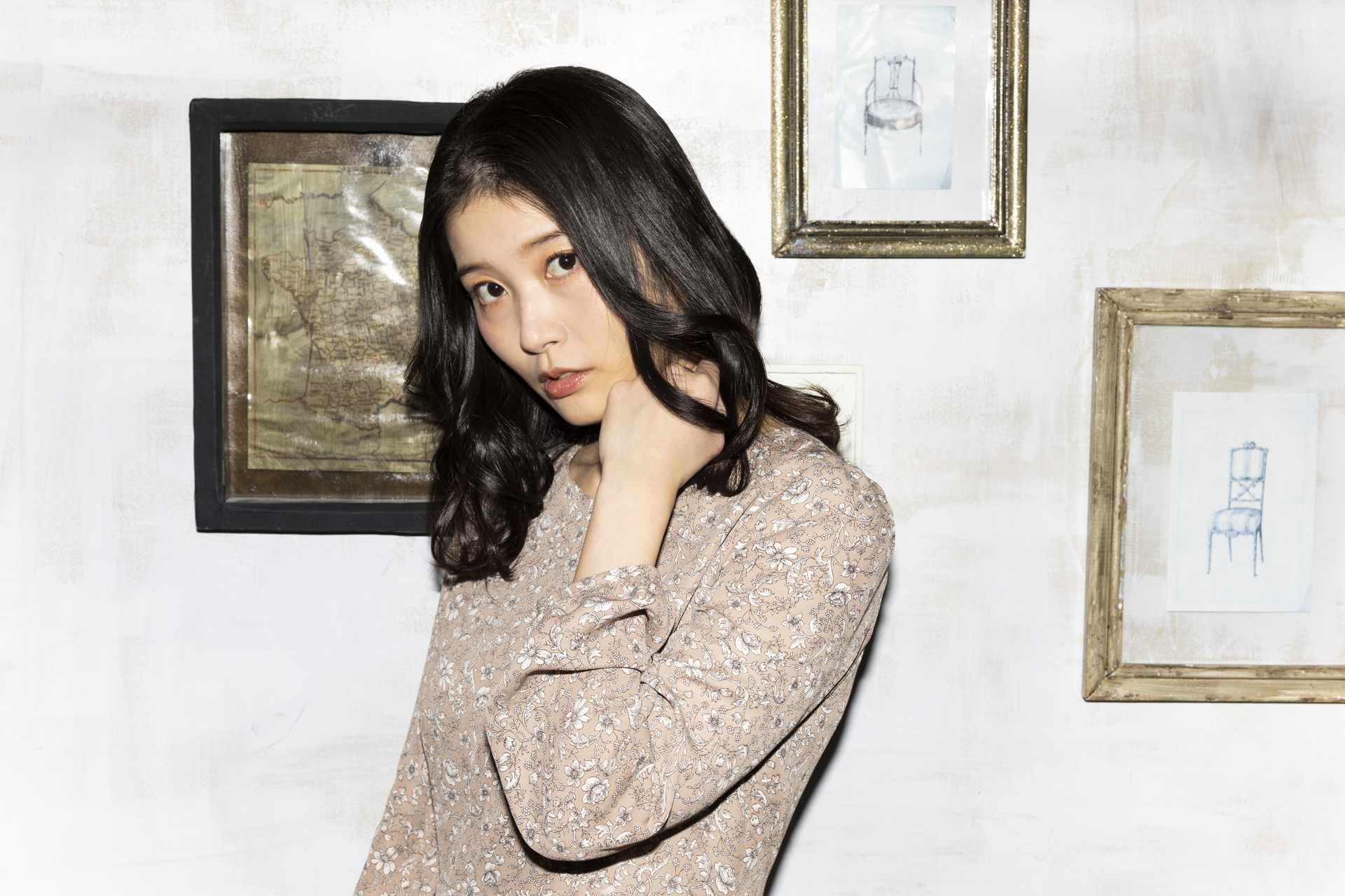 オンストロボからの直当て。極力環境光を排除し、EL-5からのフラッシュのみで被写体をとらえる硬めのライティングだ。EL-5は光の広がり方も滑らかで美しい。光質も申し分ない。こうした撮影スタイルのときは、事前にカスタム登録しておくとスピーディーに撮影に移行できる<br><span class="fnt-85">EOS R6 Mark II／RF50mm F1.2 L USM／マニュアル露出（F8、1/200秒）／ISO100／WB：5300K／EL-5×1灯</span>