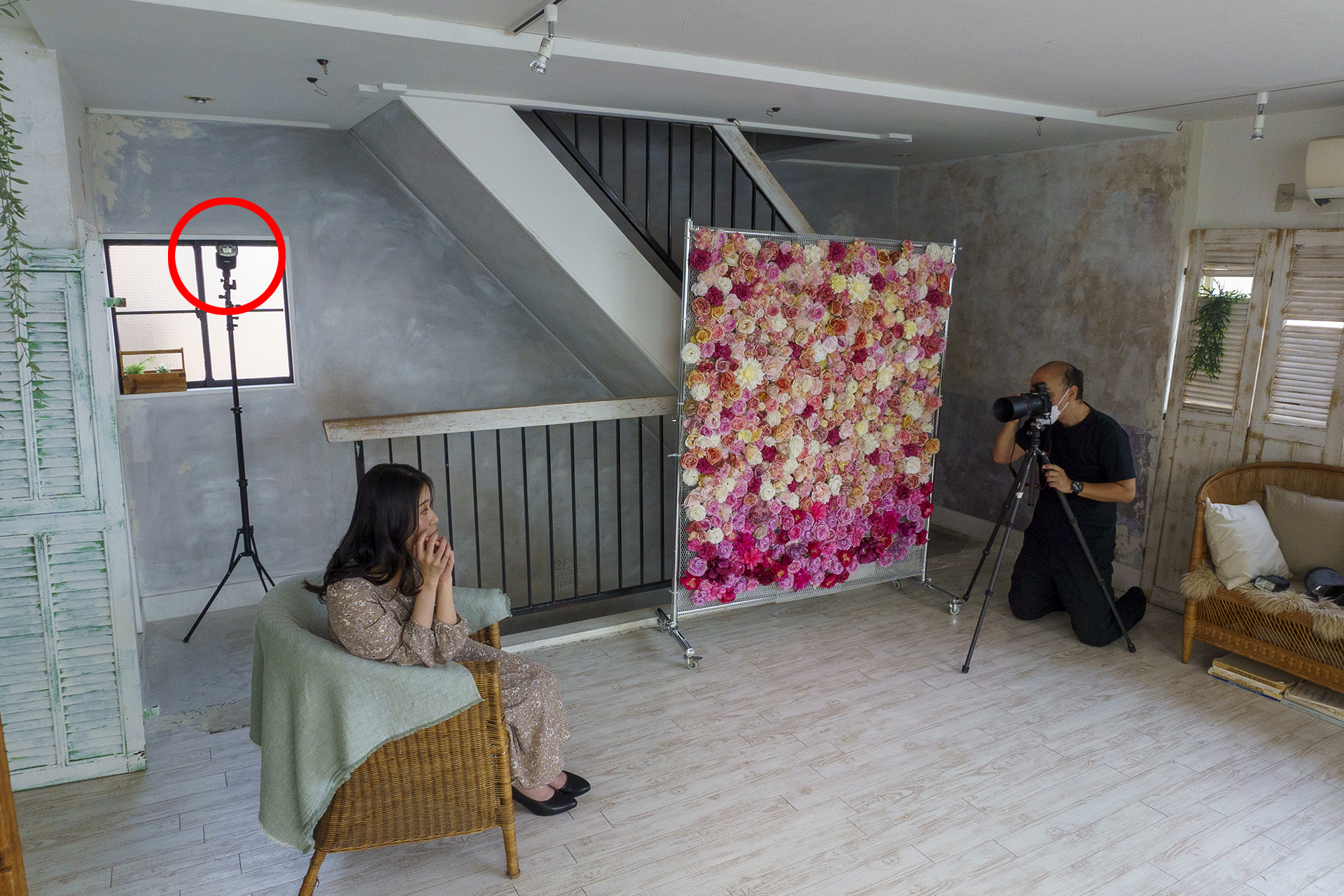 EL-5を1灯右後方から半逆光気味に照射。なお、EL-5とライトスタンドの接続にはアンブレラホルダーが便利。自由に角度を調整できる