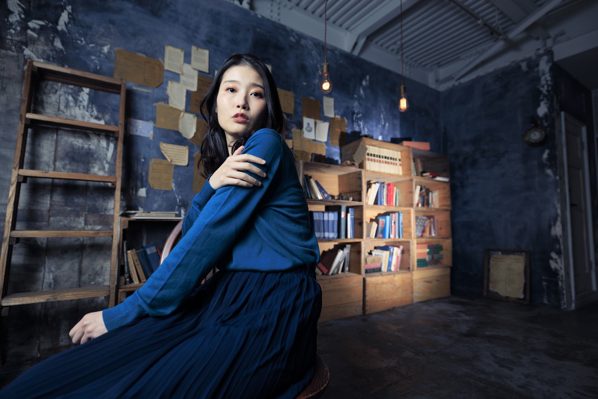 広角でぐっとモデルに寄り、遠近感を強調しながら撮影した。アンブレラによるメインライトは、やや角度をつけることで、右側面に濃いシャドウが入るように角度や高さを調整している<br><span class="fnt-85">EOS R6 Mark II／RF15-35mm F2.8 L IS USM／マニュアル露出（F2.8、1/160秒）／ISO100／WB：5300K／EL-5×2灯</span>